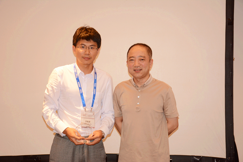 7为最佳表述奖获得者于胜波教授颁奖.JPG